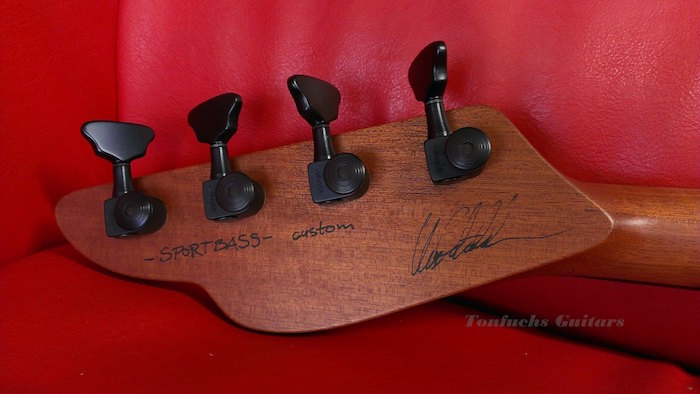 Bass guitar deals tuning machines